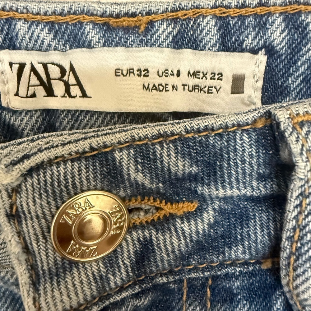 Zara Classic Blue Jeans with Button Detail - Picture 3 of 4